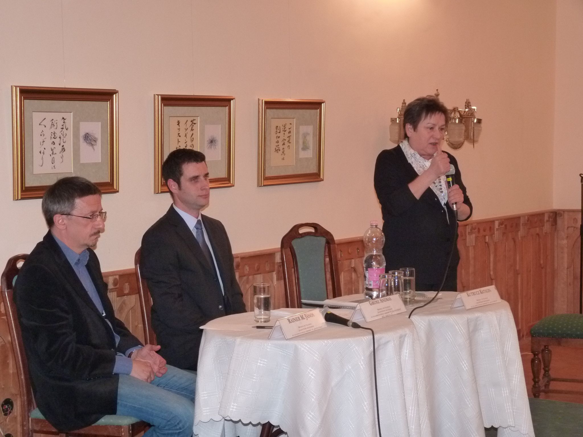 Rainer M. J&aacute;nos &eacute; Kutrucz Katalin k&ouml;z&ouml;tt a moder&aacute;tor, Gr&oacute;sz Andr&aacute;s